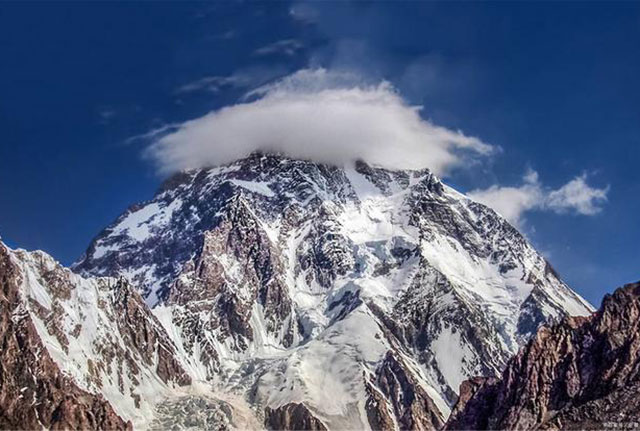 這座山峰海拔僅6272米，比珠峰要矮，卻是地球上最靠近太空的山峰